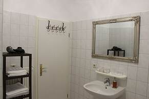 Leon Apartments