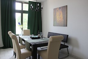 Leon Apartments