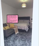 Two bedrooms self-contained flat with Free Parking - Flat 2