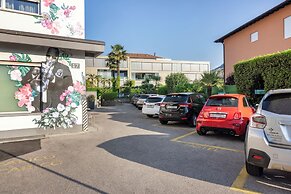 Ascona Lodge, Pool & Garden Retreat