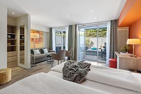 Ascona Lodge, Pool & Garden Retreat