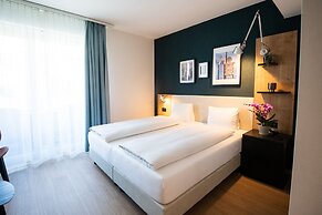 Ascona Lodge, Pool & Garden Retreat