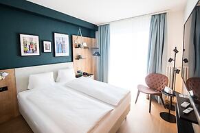 Ascona Lodge, Pool & Garden Retreat