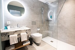 Ascona Lodge, Pool & Garden Retreat