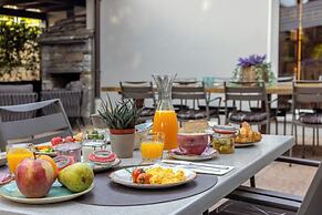 Ascona Lodge, Pool & Garden Retreat