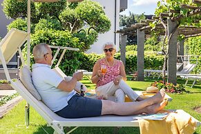 Ascona Lodge, Pool & Garden Retreat