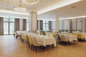 Astor Garden Hotel