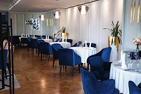 Astor Garden Hotel