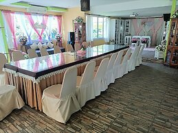 P Paradise Hotel