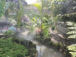 P Paradise Hotel