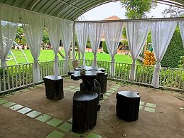 P Paradise Hotel