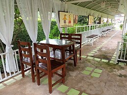 P Paradise Hotel