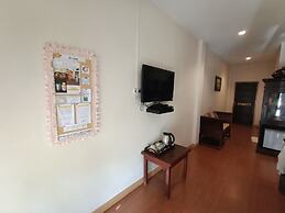 P Paradise Hotel