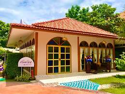 P Paradise Hotel