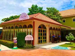 P Paradise Hotel