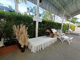 P Paradise Hotel