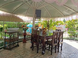 P Paradise Hotel