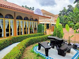 P Paradise Hotel