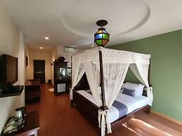 P Paradise Hotel