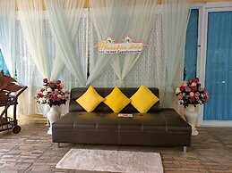 P Paradise Hotel