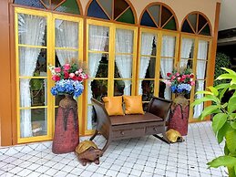 P Paradise Hotel