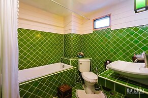P Paradise Hotel