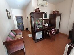 P Paradise Hotel