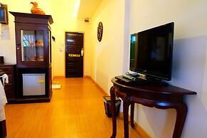 P Paradise Hotel