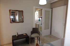 Kinetta Apartments