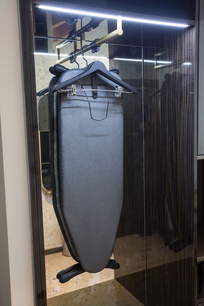 MeraPrime Gold Design Hotel