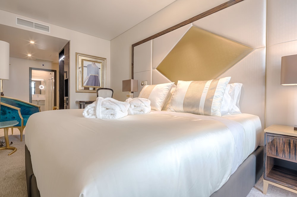MeraPrime Gold Design Hotel
