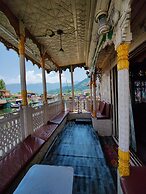 Shiraz Deluxe Houseboat