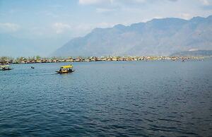 Shiraz Deluxe Houseboat
