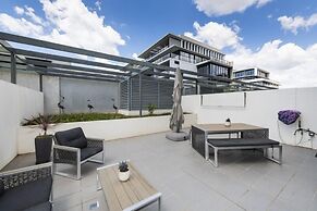 Accommodate Canberra - Lakefront