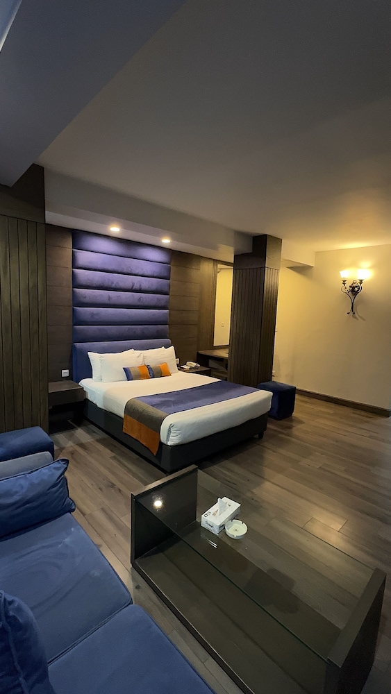 Hotel de Papae Intl