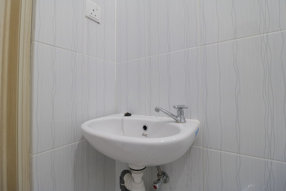 RedDoorz Plus Near Kepri Mall