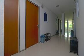 RedDoorz Plus Near Kepri Mall
