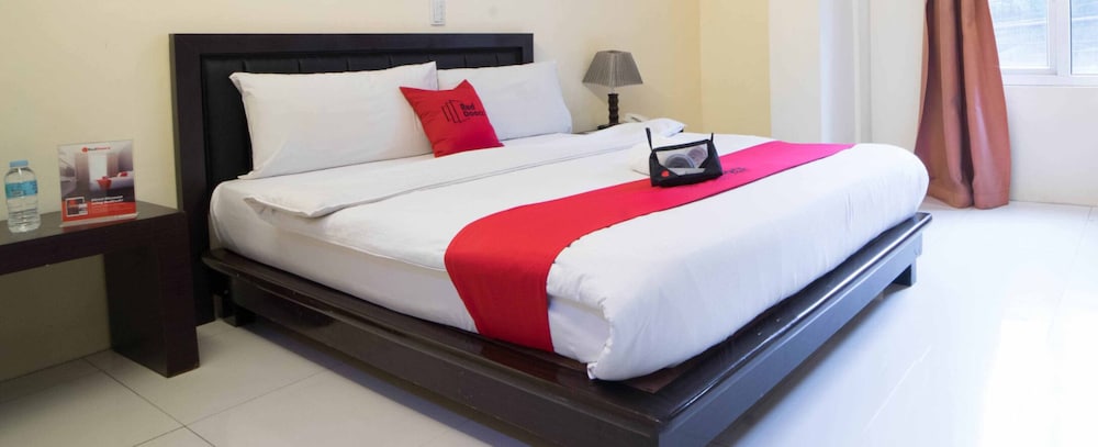 RedDoorz Plus @ Ruby Las Pinas Weekly Stay