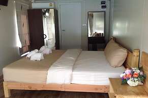 Check In & Chill Out Laem Sok Pier