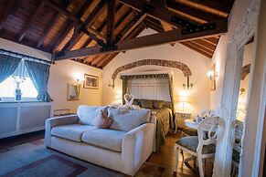 The Royal Arms (room only)