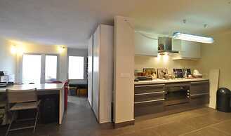 Art House Margine Rosso