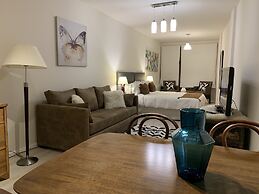 Urbana Suites & Studios 440