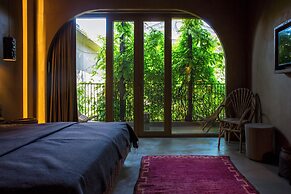 Life Gallery Hotel