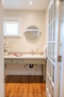 Kelowna Bed & Breakfast (CHATHAM HOUSE)