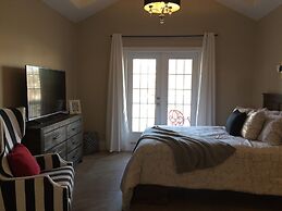 Kelowna Bed & Breakfast (CHATHAM HOUSE)
