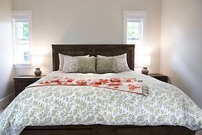 Kelowna Bed & Breakfast (CHATHAM HOUSE)