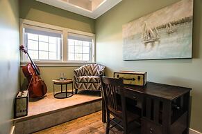 Kelowna Bed & Breakfast (CHATHAM HOUSE)