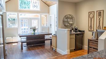Kelowna Bed & Breakfast (CHATHAM HOUSE)