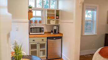 Kelowna Bed & Breakfast (CHATHAM HOUSE)