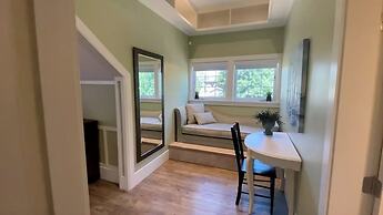 Kelowna Bed & Breakfast (CHATHAM HOUSE)
